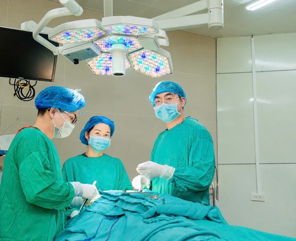 PHÍA SAU CÁNH CỬA PHÒNG PHẪU THUẬT: NHỮNG NGƯỜI GIỮ NHỊP THỞ THẦM LẶNG