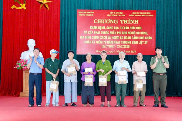 LAN TỎA ĐẠO LÝ "UỐNG NƯỚC NHỚ NGUỒN" - BỆNH VIỆN ĐA KHOA TỈNH NINH BÌNH KHÁM BỆNH, TƯ VẤN SỨC KHOẺ, CẤP PHÁT THUỐC MIỄN PHÍ CHO NGƯỜI CÓ CÔNG VÀ GIA ĐÌNH CHÍNH SÁCH, NGƯỜI CÓ HOÀN CẢNH KHÓ KHĂN NHÂN DỊP 27/7.
