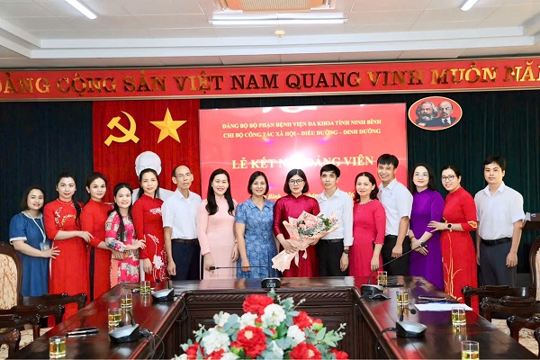 CHI BỘ CÔNG TÁC XÃ HỘI - ĐIỀU DƯỠNG - DINH DƯỠNG TỔ CHỨC LỄ KẾT NẠP ĐẢNG VIÊN MỚI.