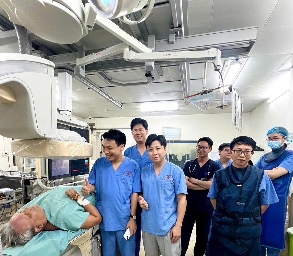 CỨU SỐNG BỆNH NHÂN NGƯỜI NƯỚC NGOÀI BỊ NHỒI MÁU CƠ TIM CẤP KHI ĐANG DU LỊCH TẠI NINH BÌNH