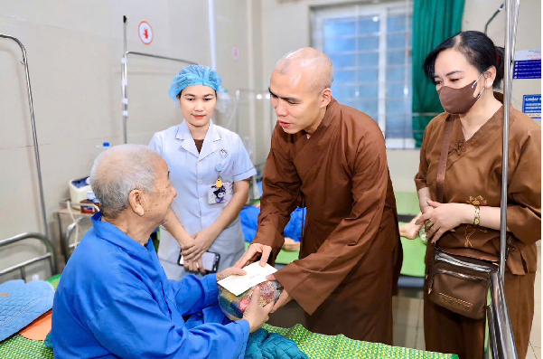 NGHĨA CỬ CAO ĐẸP – SẺ CHIA VÀ ĐỒNG HÀNH CÙNG NGƯỜI BỆNH TẠI BỆNH VIỆN ĐA KHOA TỈNH NINH BÌNH.