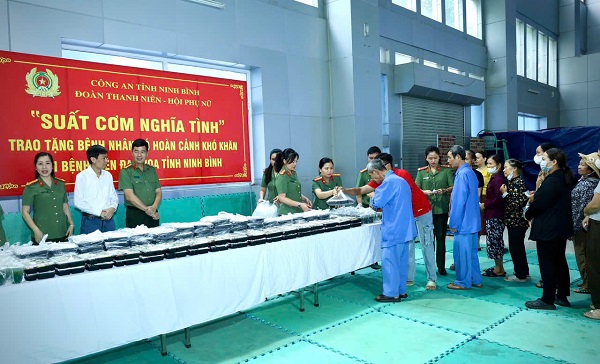 LAN TOẢ YÊU THƯƠNG TỪ NHỮNG “SUẤT CƠM NGHĨA TÌNH”.