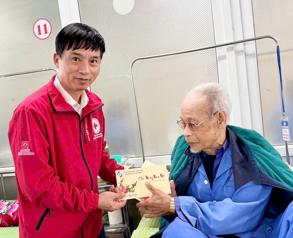 Tết ấm nơi bệnh viện - Khi những tấm lòng cùng nhau thắp lên hy vọng.
