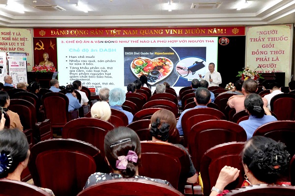 SINH HOẠT CÂU LẠC BỘ NGƯỜI BỆNH TĂNG HUYẾT ÁP: ĐỒNG HÀNH CÙNG NGƯỜI BỆNH KIỂM SOÁT BỆNH MẠN TÍNH HIỆU QUẢ.