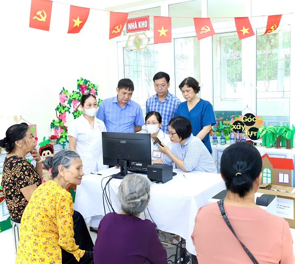 KHÁM SỨC KHỎE ĐỊNH KỲ CHO NGƯỜI DÂN NHÓM 2 TẠI PHƯỜNG TÂY HOA LƯ.