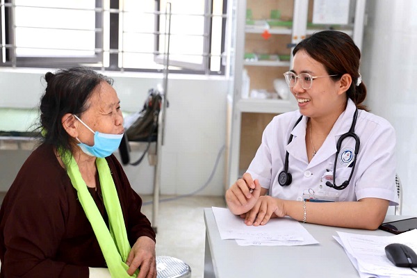 RA QUÂN NGÀY ĐẦU TIÊN KHÁM SỨC KHỎE ĐỊNH KỲ VÀ SÀNG LỌC BỆNH KHÔNG LÂY NHIỄM MIỄN PHÍ CHO NGƯỜI DÂN PHƯỜNG ĐÔNG HOA LƯ.