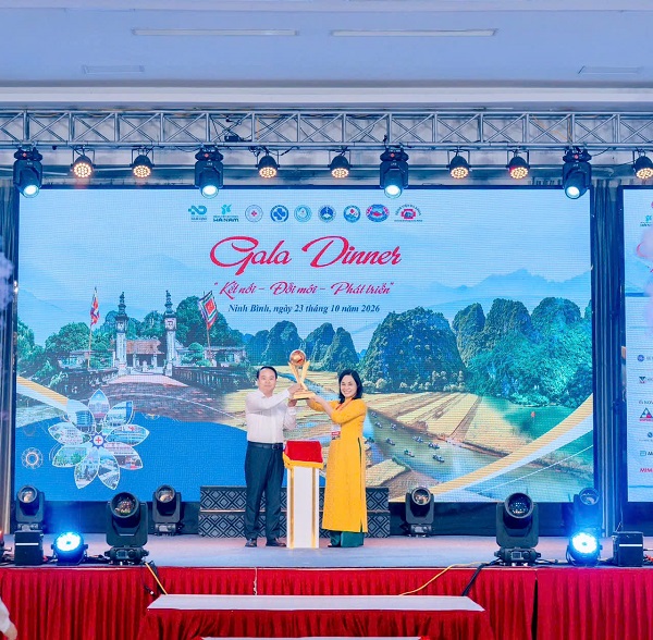 BỆNH VIỆN ĐA KHOA TỈNH NINH BÌNH TRAO CÚP LUÂN LƯU, CHUYỂN GIAO QUYỀN ĐĂNG CAI HỘI NGHỊ KHOA HỌC KỸ THUẬT LẦN THỨ IX CHO BỆNH VIỆN ĐA KHOA NAM ĐỊNH.