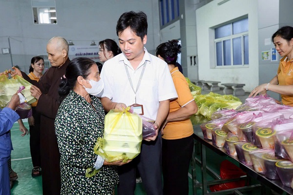 NHỮNG BỮA CƠM NGHĨA TÌNH – ĐỒNG HÀNH CÙNG NGƯỜI BỆNH BẰNG NHỮNG ĐIỀU BÌNH DỊ