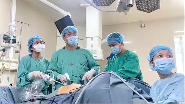 PHẪU THUẬT NỘI SOI THÀNH CÔNG U XƠ TỬ CUNG KÍCH THƯỚC LỚN, GIÚP NGƯỜI BỆNH THOÁT KHỎI TÌNH TRẠNG BÍ TIỂU VÀ THIẾU MÁU KÉO DÀI.